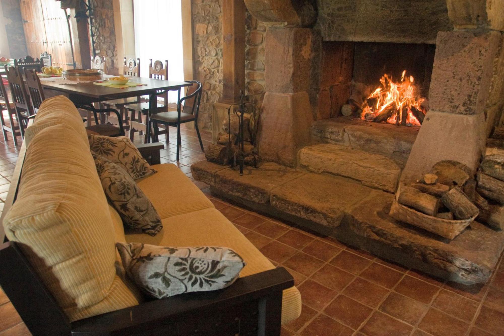 Posada Santa Eulalia Villanueva de la Peña Екстериор снимка